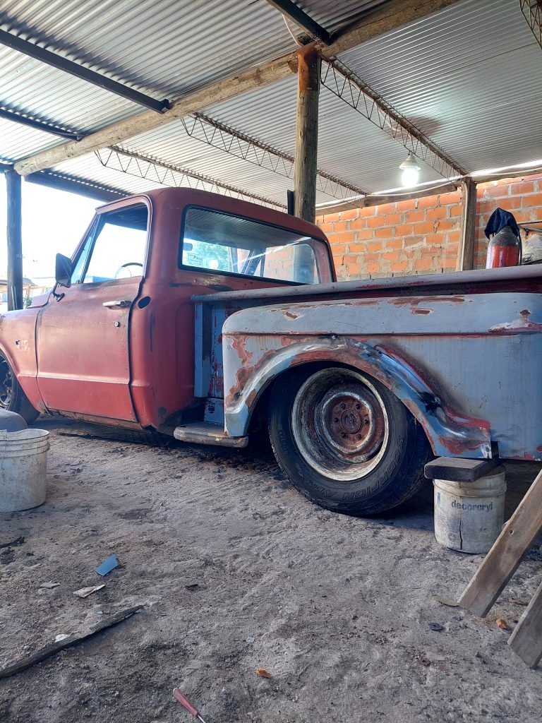 Camioneta al piso con guardabarros modificados
