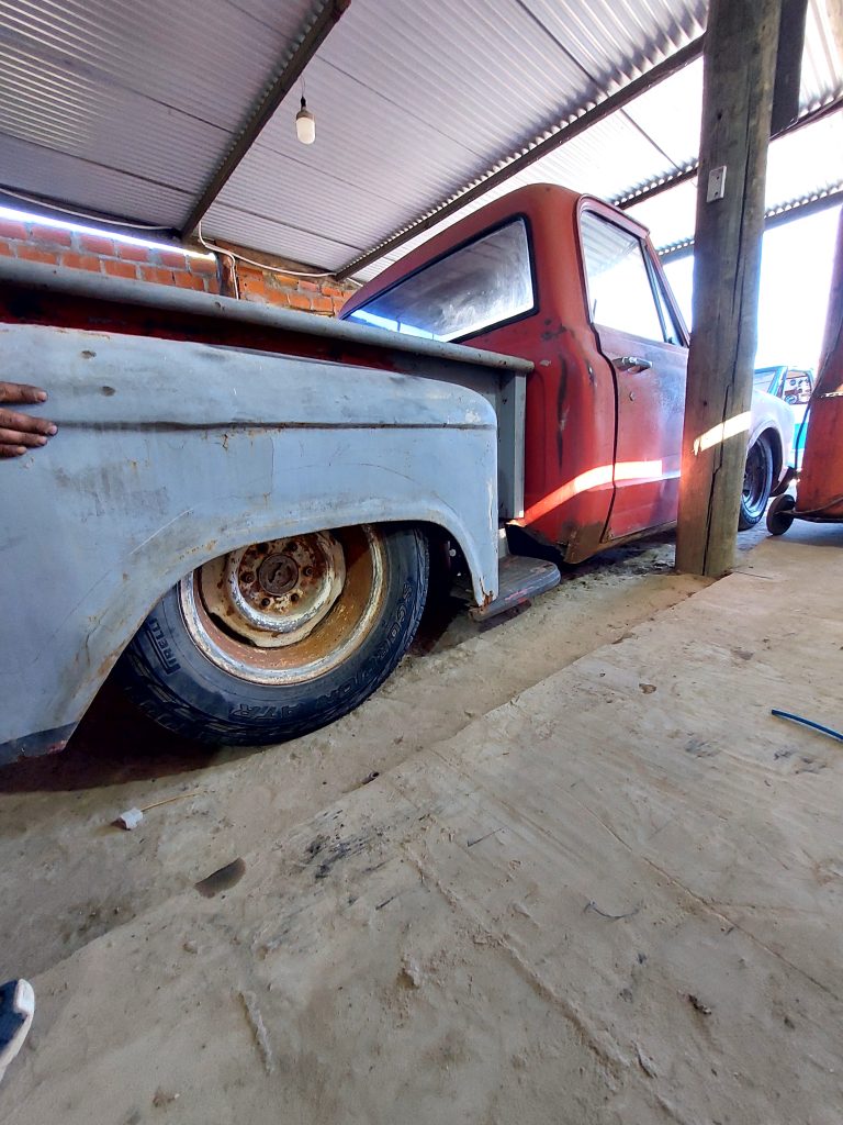 Camioneta al piso con guardabarros modificados