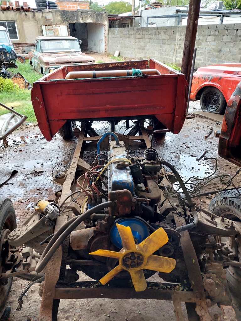 Camioneta al piso con guardabarros modificados