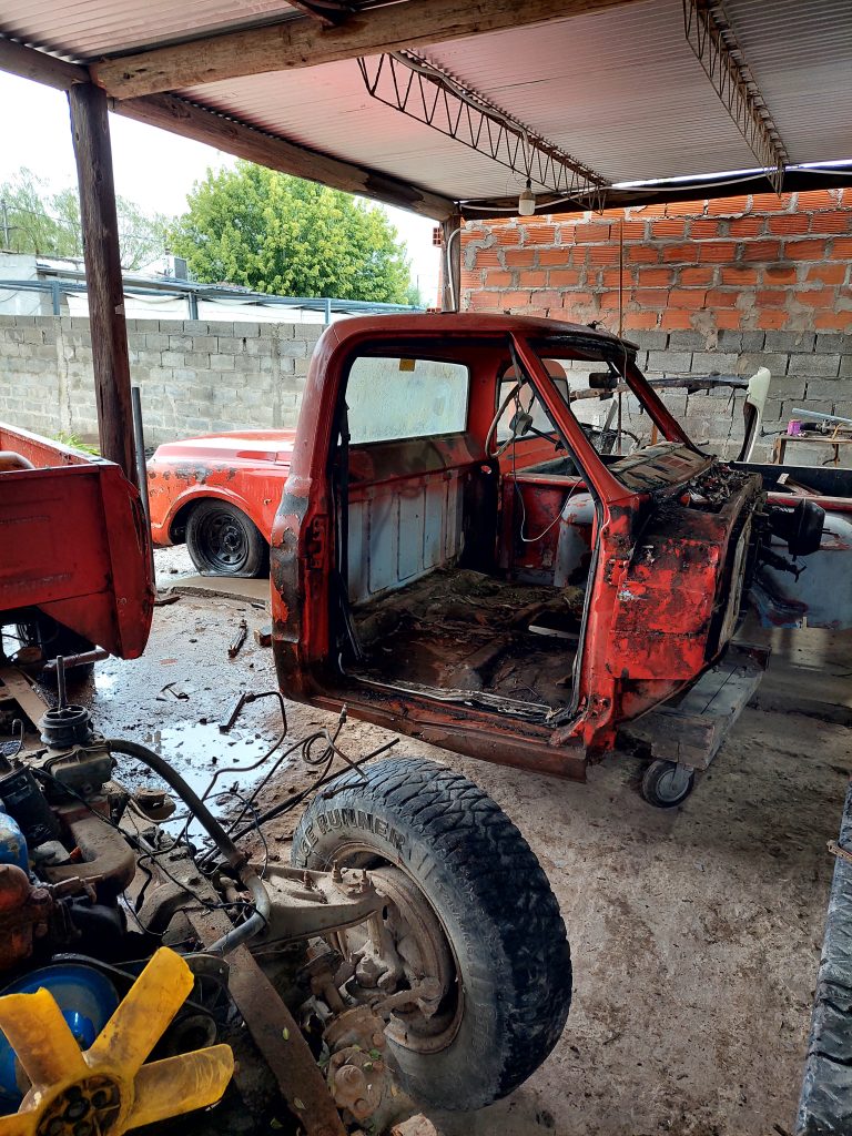 Camioneta al piso con guardabarros modificados