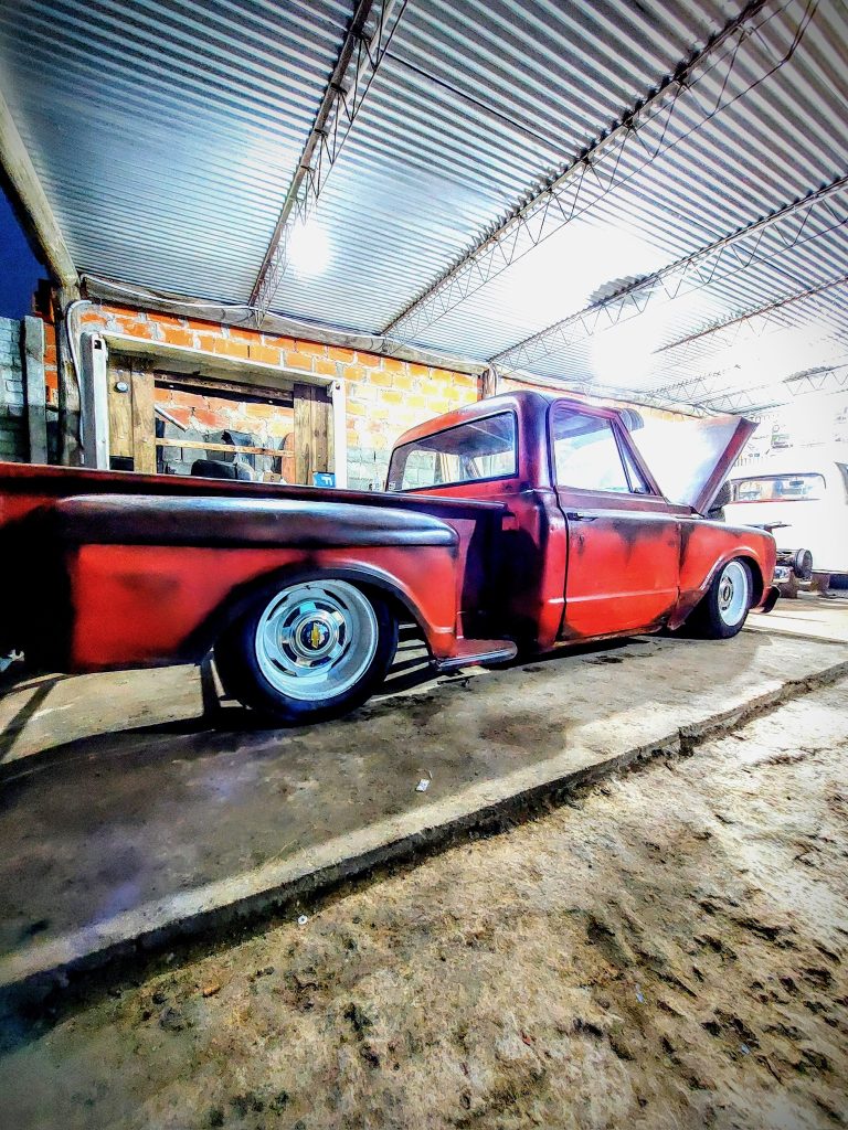 Camioneta al piso con guardabarros modificados