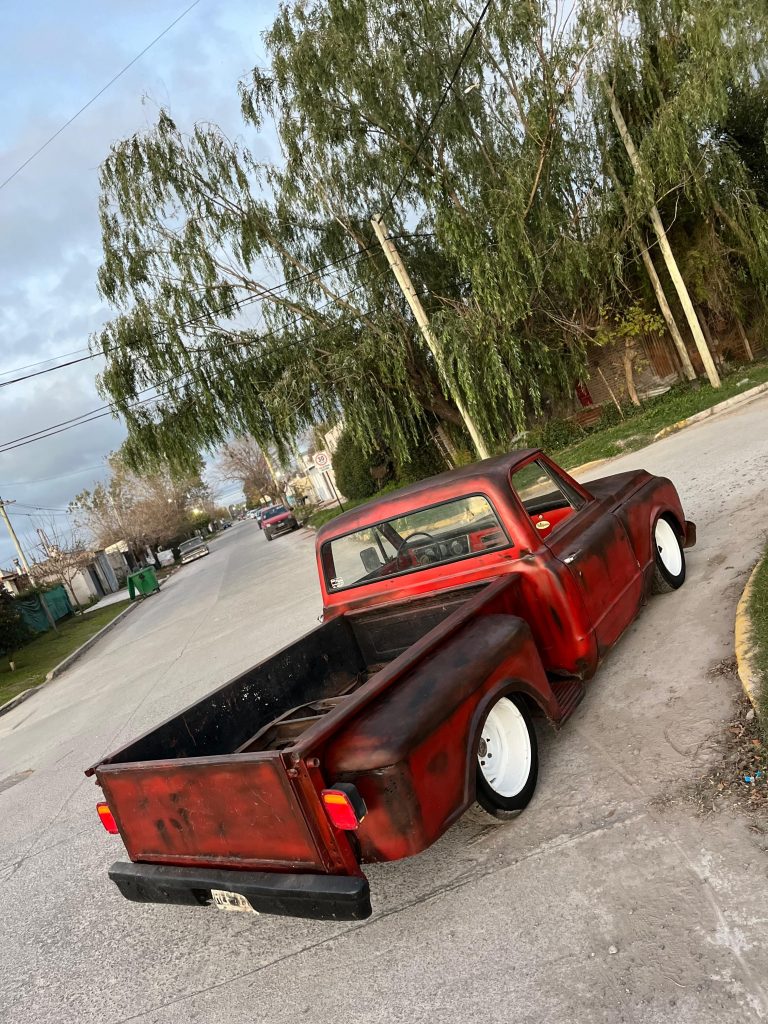 Camioneta al piso con guardabarros modificados