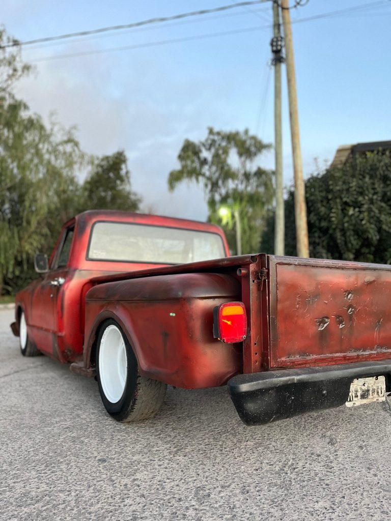 Camioneta al piso con guardabarros modificados