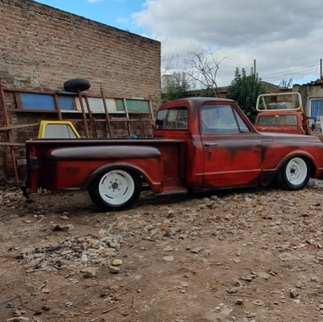 Camioneta al piso con guardabarros modificados